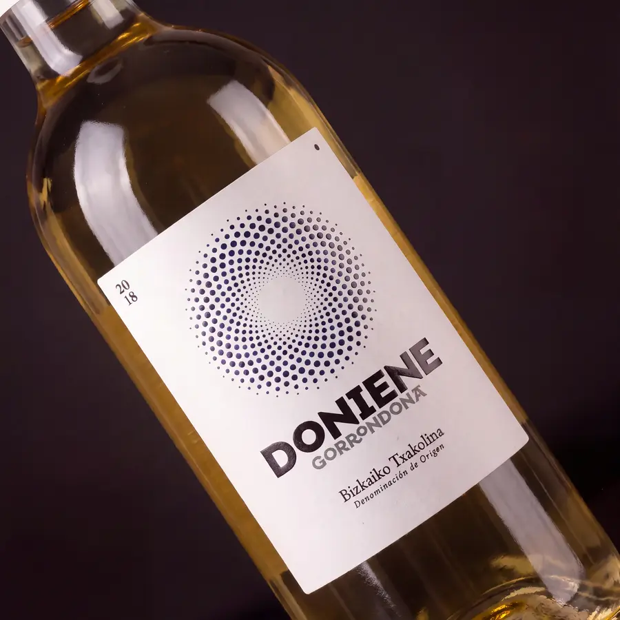 Botella de txakoli Doniene Gorrondona con etiqueta de BIOLID